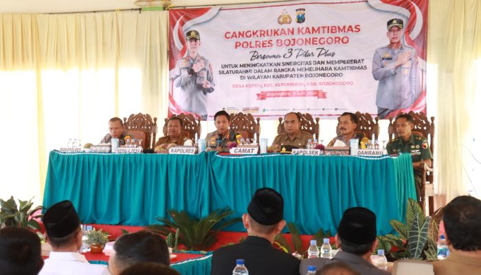 Sapa Warga Saat Cangkrukan Kamtibmas, Kapolres Ajak Jaga Kondusifitas Kamtibmas di Bojonegoro