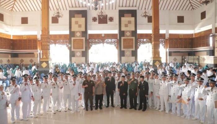 Bupati Tuban Serahkan 302 SK Perpanjangan Jabatan KADES