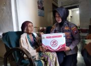 Jelang Hari Bhayangkara Ke – 78, Sat Samapta Polres Bojonegoro Salurkan Bansos Door to Door