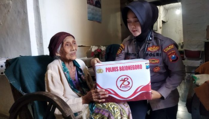 Jelang Hari Bhayangkara Ke – 78, Sat Samapta Polres Bojonegoro Salurkan Bansos Door to Door
