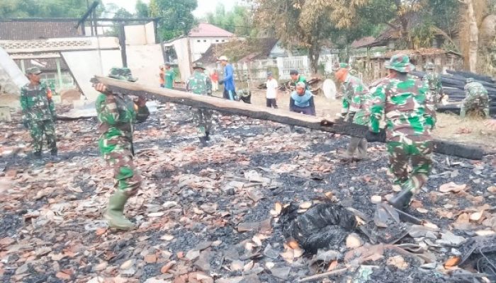 Babinsa Koramil 0813-04/Sugihwaras bantu Bersihkan Puing-Puing Kebakaran