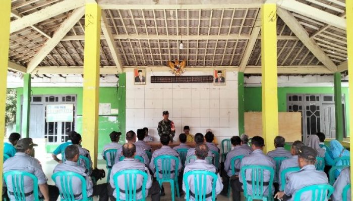 Babinsa Koramil 0813-09/Sumberrejo Bojonegoro Bekali Bela Negara Linmas Desa Sumberharjo