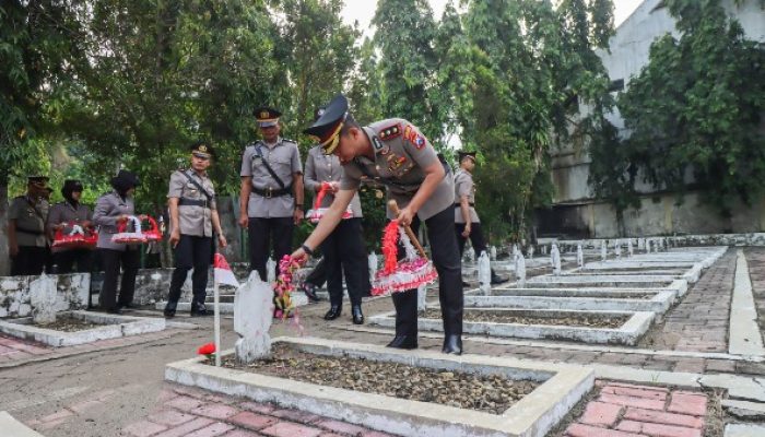 Jelang Hari Bhayangkara Ke-78, Kapolres Bojonegoro Pimpin Ziarah ke Taman Makam Pahlawan