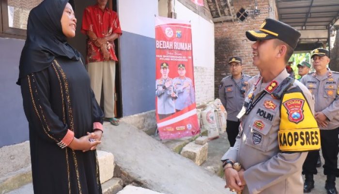 Tangis Bahagia Keluarga Penerima Bedah Rumah Presisi dari Kapolres Bojonegoro
