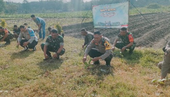 Polsek Sugihwaras Jelang HUT Bhayangkara ke-78 Gandeng Forpimca dan Warga Tanam Pohon Bersama
