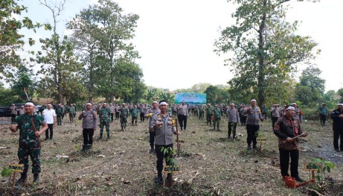 Jelang Hari Bhayangkara Ke 78, Polres Bojonegoro Salurkan 2000 Bibit Sayuran dan Lele, Tanam 1500 Pohon