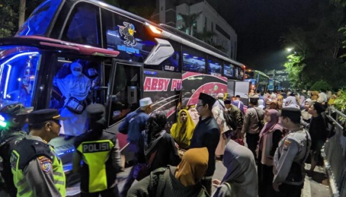 Kedatangan 4 Kloter Jamaah Haji Asal Bojonegoro Disambut Tangis Haru Keluarga  