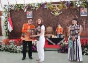 Bertukar Cinderamata, Delegasi 8 Negara di B-TIFF Disambut Pj Bupati Bojonegoro 