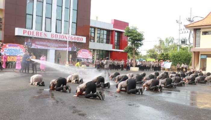 Tradisi Siram Air dan Mandi Kembang Warnai Kenaikan Pangkat di Polres Bojonegoro
