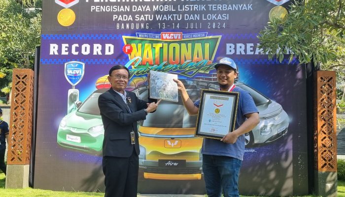 Catatkan Rekor MURI! _Charging_ Mobil Listrik Terbanyak di Satu Lokasi, Kolaborasi PLN-Komunitas WEVI di Bandung