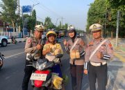 Polisi di Bojonegoro Beri Hadiah Produk UMKM Kepada Pengendara Yang Tetib Berlalu Lintas