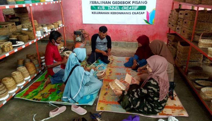 Laporan Tahunan Program TJSL PLN Peduli Catat Keberhasilan Pengembangan Lapangan Kerja dan UMK Secara Nasional