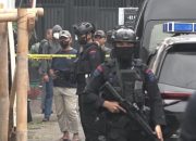  Densus 88 Dibantu Polda Jatim Lakukan Olah TKP di Rumah Terduga Teroris