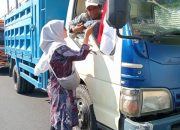 Semarakkan HUT Ke-79 RI, Pemkab Bojonegoro Memulai Gerakan Bagi-bagi Bendera Merah Putih