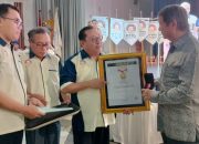 Atas Dedikasi Jaga Demokrasi, SMSI Berikan Anugrah Pin Emas Kepada Prabowo Subianto 