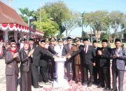 Puncak Peringatan HUT Ke-79 RI, Pemkab Bojonegoro Kibarkan Bendera Merah Putih Ukuran Raksasa 