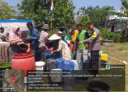 Kapolsek Sugihwaras Bersama BPBD Bojonegoro, Distribusikan Air Bersih di Desa Siwalan