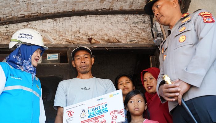 Rayakan HUT RI Ke-79, Donasi Pegawai PLN Nyalakan 7.357 Listrik Gratis bagi Keluarga Kurang Mampu