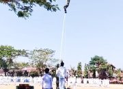 Keren…!! Aksi Nekat Babinsa Posramil Gondang Kodim Bojonegoro Panjat Tiang Bendera