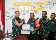 Dandim Bojonegoro Letkol Czi Arief Rochman Hakim, berikan Reward Babinsa Posramil Gondang yang Viral Panjat Tiang Bendera