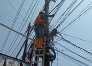 PLN Icon Plus Peran Aktif Melakukan Perapihan Kabel Tiang PLN Kota Kediri untuk menjaga Estetika dan Keandalan Jaringan