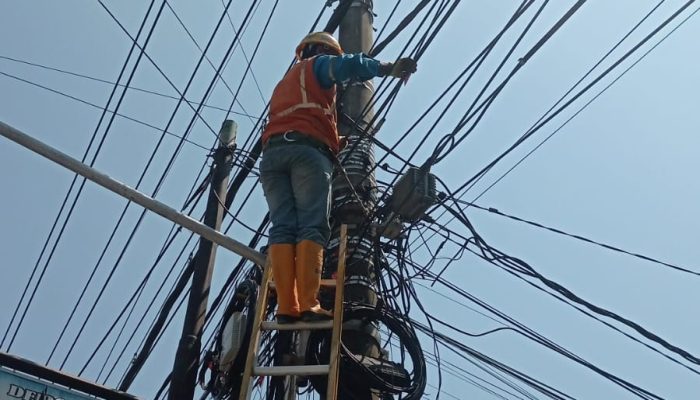 PLN Icon Plus Peran Aktif Melakukan Perapihan Kabel Tiang PLN Kota Kediri untuk menjaga Estetika dan Keandalan Jaringan