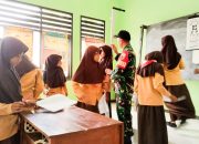 Babinsa Koramil Malo Bojonegoro bantu Bidan Desa Periksa Kesehatan Siswa SD Ngujung