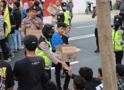 Full Senyum, Polisi di Bojonegoro Bagikan Air Mineral ke peserta Unjuk Rasa