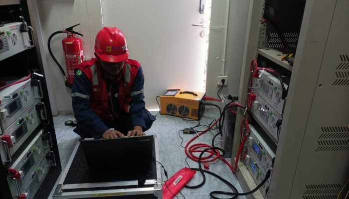 Menjaga Kehandalan Jaringan Pelanggan, PLN Icon Plus Lakukan Maintenance Power Supply Dummy Load di POP ODC ULP Kebonagung