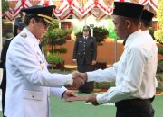 Momen HUT Ke-79 RI, Pj Bupati Bojonegoro Serahkan SK Remisi untuk Warga Binaan Lapas 