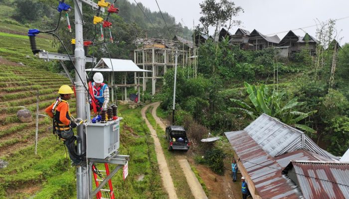 Hari Pelanggan Nasional, PLN Hadirkan Listrik 24 Jam Bagi Warga 25 Desa di Sulsel