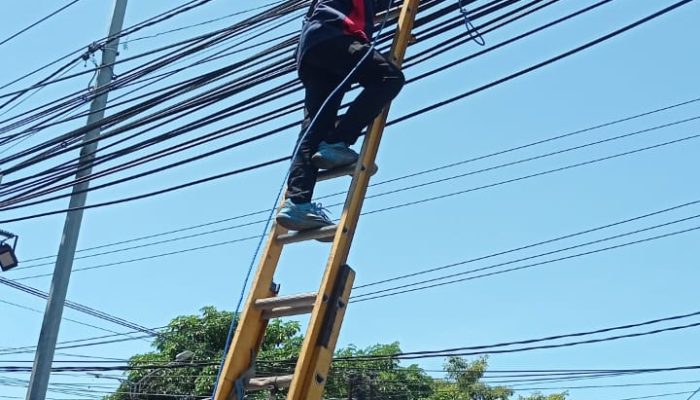 PLN Icon Plus  Laksanakan Perapihan Kabel di Tiang PLN Bersama Pemerintah Kota Surabaya, Guna menjaga Estetika Kota dan Keandalan Jaringan
