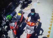 Terekam CCTV Maling Berbaju Koko Hitam Curi Motor Jama’ah Saat Sholat Jumat 