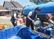 Sat Reskrim Polres Bojonegoro Distribusikan Air Bersih untuk Warga Desa Purwoasri