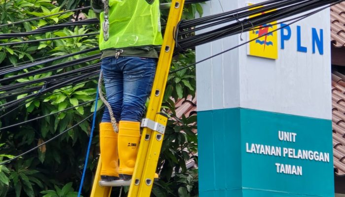 PLN Icon Plus Melakukan Perapihan Kabel di Tiang PLN di depan Kantor PLN ULP Taman – Sidoarjo, Upaya Jaga Estetika dan Keandalan Jaringan
