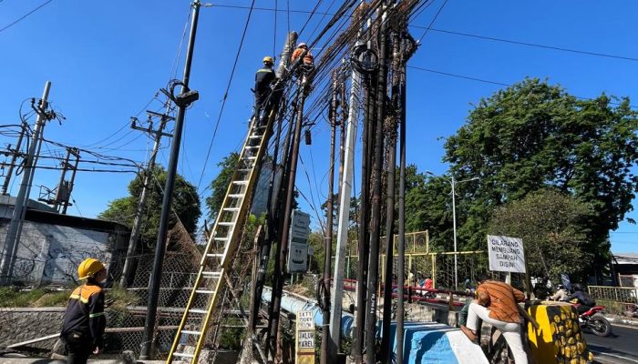 Pembenahan Jaringan Kota Sidoarjo, PLN Icon Plus Lakukan Perapihan dan Penataan Kabel di Tiang PLN