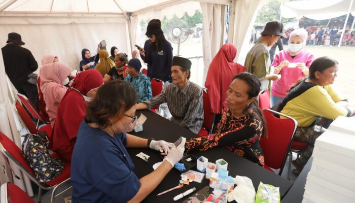 Relawan PLN Berikan Bantuan Pendidikan dan Kesehatan Warga Kampung Pemulung Jurang Mangu Timur