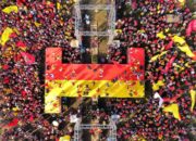 Sekitar 32 Ribu Massa GM- WiN Padati Stadion Dua Sudara, Ramang Warga Bitung Timur Sebut Kami Ikhlas Tidak Dibayar.   Bitung-Transisinews.com. Kampanye Akbar GM- WiN Calon Walikota dan Wakil Walikota, Bertempat Di Stadion Dua Sudara Jumat 22 November 2024, Memastikan Kekuatan dan Kemenangan tersebut di ujung Mata. Hampir 32 Ribu Massa Padati Stadion Dua Sudara  Puluhan Ribu Massa Yang Hadir dalam Kampanye Tersebut tidak Dibayar dan tidak Ada pergantian Uang Minyak, semua mengikuti kampanye dengan Hati yang tulus Tanpa berpikir Adanya Ganti rugi.  Hal demikian, disampaikan salah satu Simpatisan Ramang, Warga Bitung Timur Kecamatan Maesa, Kami hadir Kampanye Jelasnya Tidak Pake Uang, itu dikarenakan pilihan kami GM- WIN Pasti Menang.  Biar Berdesak- desakan kami Ikhlas dan Puas Atas hadirnya Kampanye saat ini, Ketika ditanya Soal makanan, sebutnya Ramang” Dapat dan Tidak Mengecewakan Semua dapat.” ucap Ramang  Kami datang Dengan Ikhlas dan Tidak Ada Berpikir Untuk Dibayar, sedangkan Bensin Tersebut kami memakai Uang Pribadi kami artinya kami puas, Jelas Ramang Di Rumah Kopi Warkop TKB, Taman Kesatuan Bangsa (TKB)  Dalam kampanye akbar tersebut dihadiri langsung oleh Ketua Bidang Hukum DPP PDI Perjuangan, Ronny Talapessy. Selain itu para petinggi partai pun juga ikut hadir, diantaranya Ketua DPD II Partai Golkar Bitung, Cindy Wurangian.  hadir dalam Kampanye Akbar, Ibu Baby Palar yang pernah menjabat mantan Wakil Ketua DPRD Kota Bitung, juga ibunda tercinta dari Calon Wakil Walikota Bitung Erwin Wurangian, Anggota DPRD Provinsi Sulut dari PDIP, Hi. Ruslan Abdul Gani,   Eugenie Mantiri, para anggota DPRD Bitung dari Fraksi PDIP dan Golkar, tokoh agama, tokoh masyarakat, tokoh pemuda serta pendukung dan simpatisan GM-WIN yang berjumlah sekitar 32 ribuan yang memadati Stadion Duasudara Bitung.  Adapun kegiatan tersebut dimeriahkan oleh para influencer, seperti Renaldi Gilbert dan Mex Leher, dengan iringan lagu dari artis asal Kota Bitung Tian Storm, Cyta Walone, Dave Pipod, Zaitun Voice, Teddy Salendah, Jovie Herlandi, Rizky Safati,  Junox, Velly Chresto, Lian Karoho, Imho, Nofree, GM Project, Two Shaggy, Komunitas Keyboardis Kota Bitung, Nikita Sasahang, Putri Papusungan dan pagelaran budaya dari Minahasa Tribe serta artis lainnya.  Dalam Orasi GM – WIN, Erwin Sampaikan Saat ini Kami Sudah Di Atas Persentasi Lebih Dari 50 Persen artinya kemenangan sudah di depan mata,  Erwin Mengajak Semua pendukung serta simpatisan dan Relawan kita sama – sama menjaga dan mengawal bersama, Sampe Pada Tanggal 27 November 2024.