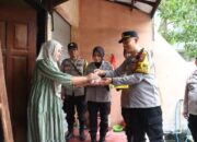 Polsek Bojonegoro Kota Dukung Ketahanan Pangan dengan Bagikan Telur Ayam kepada Warga