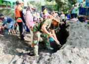 Sinergitas Babinsa Koramil Kanor Bojonegoro Bersama Warga Tambahrejo Gotong-royong Cor Dek Lantai 2 Gedung MI Islamiyah