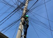 Demi Keindahan Kota, PLN Icon Plus Menata Kabel Di Tiang PLN Kota Pasuruan