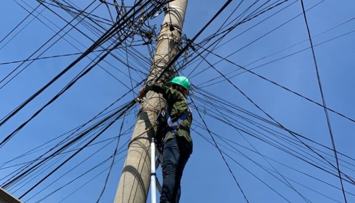 Demi Keindahan Kota, PLN Icon Plus Menata Kabel Di Tiang PLN Kota Pasuruan