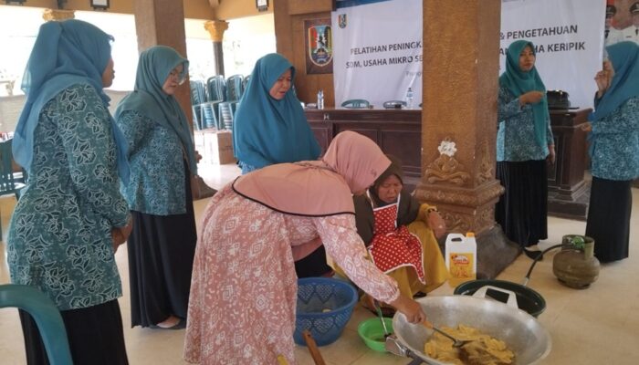 Jelang Nataru PLN UIP JBTB Resmikan Program TJSL 2024 Bantuan Usaha Aneka Keripik Khas Tuban