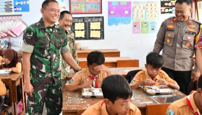Uji Coba Program Makan Gratis Serentak di Jajaran Korem 081/DSJ