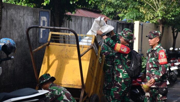 Korem 081/DSJ Kerahkan Prajuritnya Bersihkan Pasar Besar Kota Madiun