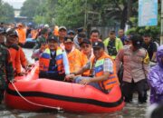 Kunjungi Banjir di Jombang, Mensos Gus Ipul Serahkan Bantuan Rp300 Juta 