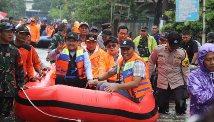 Kunjungi Banjir di Jombang, Mensos Gus Ipul Serahkan Bantuan Rp300 Juta 