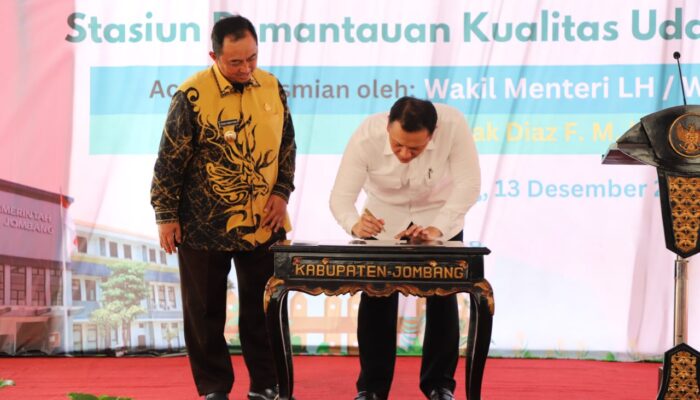 Wakil Menteri Lingkungan Hidup/Wakil Kepala Badan Pengendalian Lingkungan Hidup meresmikan Stasiun Pemantauan Kualitas Udara Ambien (SPKUA)
