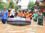 2 Warga Meninggal Dunia, Prajurit TNI Evakuasi Warga Terdampak Banjir di Ponorogo