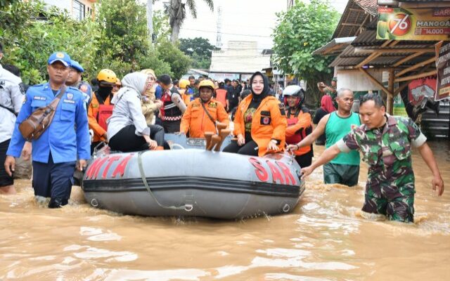 2 Warga Meninggal Dunia, Prajurit TNI Evakuasi Warga Terdampak Banjir di Ponorogo